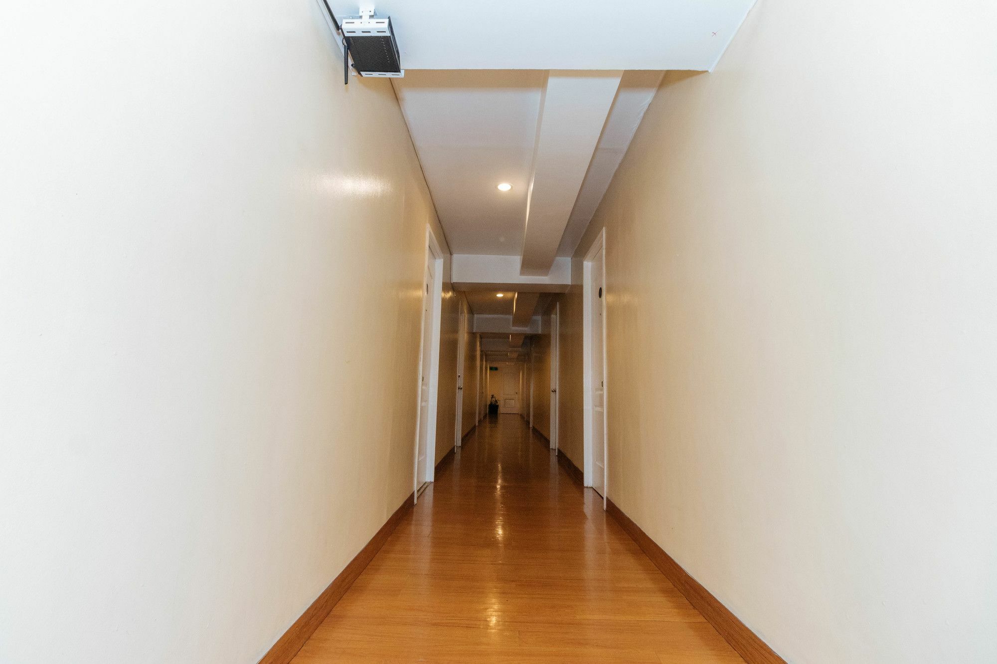 Reddoorz @ Amorsolo Makati Makati City Exterior foto
